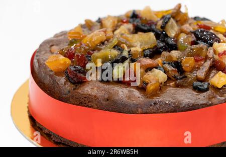 Gros plan image de gâteau de prune ou de gâteau de Noël fruits secs sur le dessus. Arrière-plan isolé blanc Banque D'Images