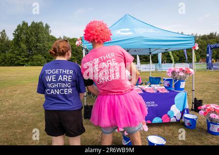 Warrington, Cheshire, Royaume-Uni. Dimanche 11 juin 2023; Warrington, Cheshire, Royaume-Uni; Race for Life in Victoria Park en aide à la recherche sur le cancer. Des centaines de personnes vêtues de rose ont participé à différents événements de collecte de fonds pour aider à la recherche sur le cancer. Crédit : John Hopkins/Alay Live News Banque D'Images