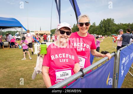 Warrington, Cheshire, Royaume-Uni. Dimanche 11 juin 2023; Warrington, Cheshire, Royaume-Uni; Race for Life in Victoria Park en aide à la recherche sur le cancer. Des centaines de personnes vêtues de rose ont participé à différents événements de collecte de fonds pour aider à la recherche sur le cancer. Crédit : John Hopkins/Alay Live News Banque D'Images