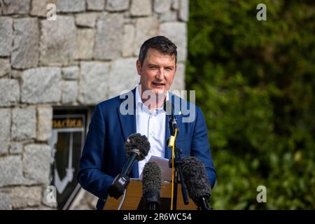 John Finucane, député de Sinn Fein, s'exprimant lors d'un événement commémoratif controversé de l'IRA à Co Armagh, considéré comme la commémoration des volontaires de l'Armagh Sud. M. Finucane, qui a été appelé à repenser sa participation à la commémoration de Mullaghbawn dans le sud d'Armagh, a parlé du meurtre de son père pendant les troubles, soulignant l'importance de se souvenir des proches perdus. Date de la photo: Dimanche 11 juin 2023. Banque D'Images