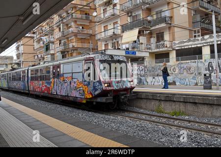 Train électrique Circumvesuviana à la gare d'Ercolano, dans le quartier métropolitain de Naples, en Italie Banque D'Images