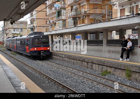 Train électrique Circumvesuviana à la gare d'Ercolano, dans le quartier métropolitain de Naples, en Italie Banque D'Images