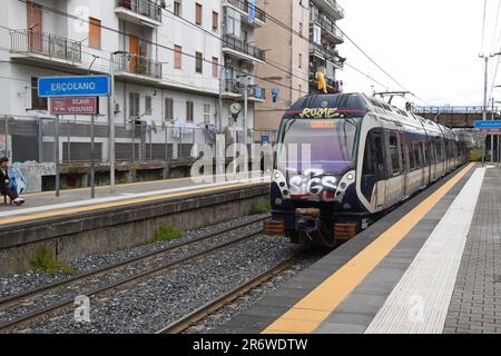 Train électrique Circumvesuviana Metrostar à la gare d'Ercolano, dans le quartier métropolitain de Naples, en Italie Banque D'Images