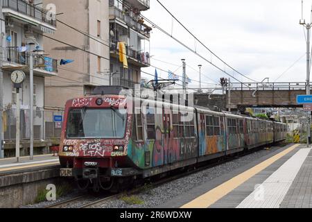 Train électrique Circumvesuviana à la gare d'Ercolano, dans le quartier métropolitain de Naples, en Italie Banque D'Images