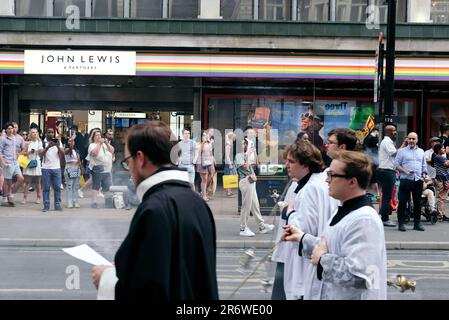 Londres, le 11th juin 2023. La procession annuelle de Corpus Christi a lieu dans le centre de Londres, sur une route commençant à Soho, traitant Regents Street, le long d'Oxford et Bond Street et se terminant près de Selfridges. Banque D'Images