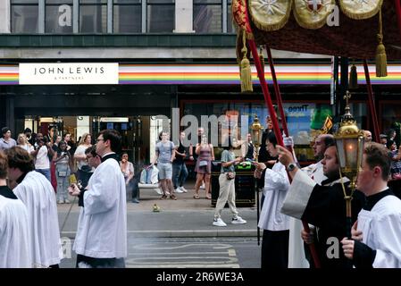 Londres, le 11th juin 2023. La procession annuelle de Corpus Christi a lieu dans le centre de Londres, sur une route commençant à Soho, traitant Regents Street, le long d'Oxford et Bond Street et se terminant près de Selfridges. Banque D'Images