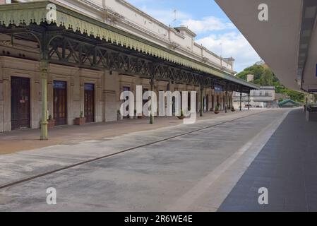 La plate-forme désaffectée et la voûte ornée à la gare historique Napoli Mergellina, Naples, Italie Banque D'Images