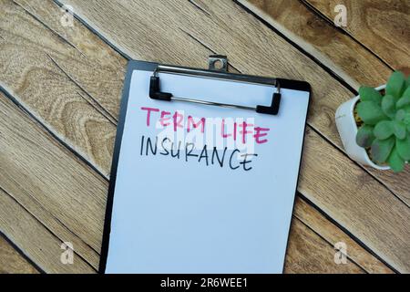 Concept de l'assurance vie temporaire écrire sur la paperasse isolée sur la table en bois. Banque D'Images