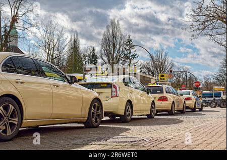 Berlin, Allemagne - 11 mars 2020 : certains taxis attendent les passagers à côté d'un arrêt de bus. Banque D'Images