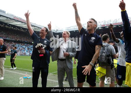 Les entraîneurs d'Angleterre David Seaman (à gauche), Harry Redknapp et Robbie Williams chantent « Sweet Caroline » avec la foule avant l'aide au football pour UNICEF 2023 à Old Trafford, Manchester. Date de la photo: Dimanche 11 juin 2023. Banque D'Images