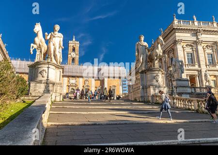 La rampe à gradins menant à la Piazza del Campidoglio, avec les statues colossales de Castor et Pollux au sommet, la colline du Capitole, Rome, Italie Banque D'Images