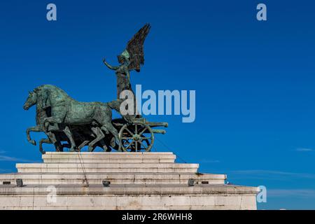 La Quadriga de l'unité, une statue de bronze de Carlo Fontana un quadrigae de bronze de 11 mètres de haut situé sur le dessus de l'un des deux propylaea , Rome , Italie Banque D'Images