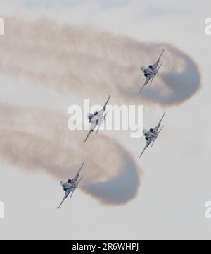 Royal Air Force Cosford, Cosford, Shropshire, Angleterre. 11th juin 2023. Participants internationaux spéciaux la Patrouille Suisse est une équipe de voltige de l'Armée de l'Air suisse qui s'y produit pendant le spectacle aérien, pendant le RAF Cosford Air Show au Royal Air Force Cosford. Image de crédit : (Cody Froggatt/Alamy Live News) Banque D'Images