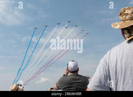 Royal Air Force Cosford, Cosford, Shropshire, Angleterre. 11th juin 2023. L’équipe de acrobates de la Royal Air Force « les flèches rouges » arrive à l’exposition, tandis que la foule observe le RAF Cosford Air Show au Royal Air Force Cosford. Image de crédit : (Cody Froggatt/Alamy Live News) Banque D'Images