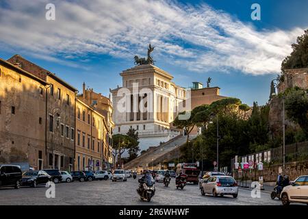 Véhicules descendant via del Teatro di Marcello, avec le monument Victor Emmanuel II en arrière-plan, Rome, Italie Banque D'Images