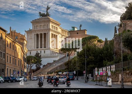 Véhicules descendant via del Teatro di Marcello, avec le monument Victor Emmanuel II en arrière-plan, Rome, Italie Banque D'Images