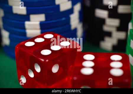 deux dés rouges sur la table de poker verte Banque D'Images