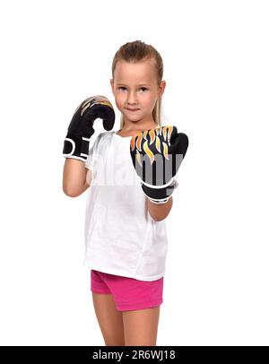 Petite fille kid se battre avec des gants de boxe thaï Banque D'Images