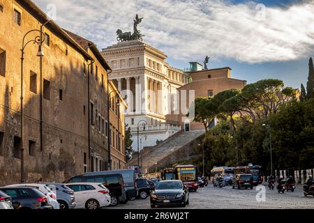 Véhicules descendant via del Teatro di Marcello, avec le monument Victor Emmanuel II en arrière-plan, Rome, Italie Banque D'Images