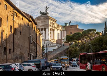 Véhicules descendant via del Teatro di Marcello, avec le monument Victor Emmanuel II en arrière-plan, Rome, Italie Banque D'Images