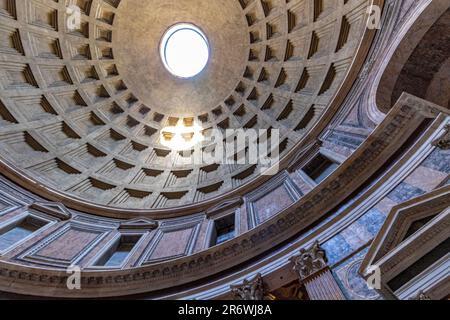L'oculus au sommet du dôme du Panthéon, Rome, Italie Banque D'Images
