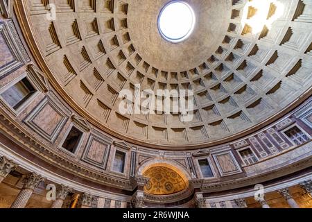 L'oculus au sommet du dôme du Panthéon, Rome, Italie Banque D'Images