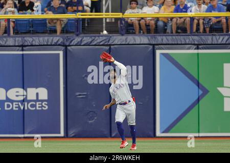 St. Petersburg, FL États-Unis; Adolf Adolis Garcia (53), le fiantre droit des Texas Rangers, attrape un ballon au large de la chauve-souris du centre des Tampa Bay Rays, José Siri (22) Banque D'Images