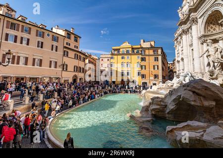 Une foule de gens à la fontaine de Trevi, Piazza di Trevi, Rome, Italie Banque D'Images