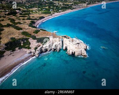 Paralia Limni Beach sur l'île de Kythira en Grèce avec des arches en pierre et de l'eau bleue Banque D'Images
