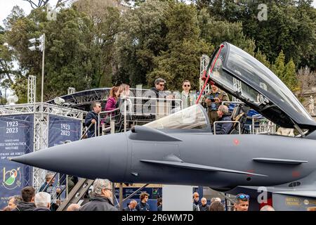 Personnes à un événement public pour célébrer le centenaire de l'Armée de l'Air italienne, 1923-2023, qui s'est tenu à Piazza Del Popolo, Rome, Italie Banque D'Images