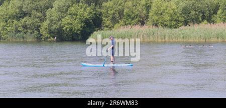 Vente Water Park, Trafford, Greater Manchester, homme paddle board sur le lac Banque D'Images