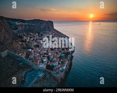 Vue aérienne de la vieille ville de Monemvasia au lever du soleil Banque D'Images