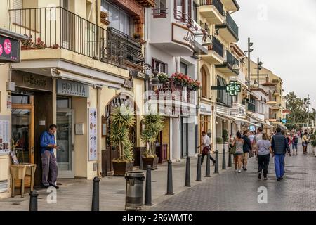 Touristes marchant dans une rue piétonne de boutiques dans le vieux centre de Cambrils, Côte d'Or, province de Tarragone, Catalogne, Espagne, Europe Banque D'Images