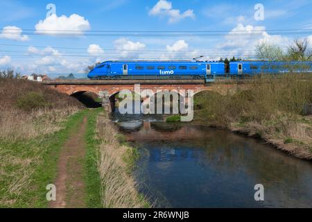 Opérateur d'accès ouvert train électrique Firstgroup Lumo classe 803 sur la voie ferrée principale de la côte est traversant le viaduc de la rivière Idle à Retford Banque D'Images