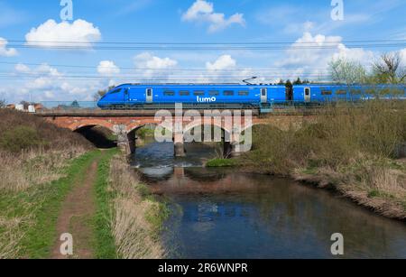 Opérateur d'accès ouvert train électrique Firstgroup Lumo classe 803 sur la voie ferrée principale de la côte est traversant le viaduc de la rivière Idle à Retford Banque D'Images