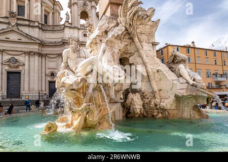Vue aérienne de la Piazza Venezia, une place de Rome où quatre routes principales se rencontrent devant le monument Victor Emmanuel II à Rome, Italie Banque D'Images
