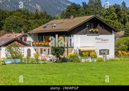 LOISACH, ALLEMAGNE - 4 SEPTEMBRE 2019 : maison de village dans la vallée de Loisach, Allemagne Banque D'Images