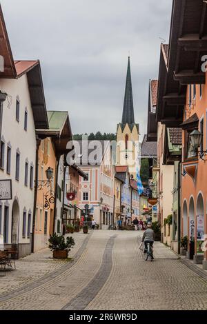 GARMISCH-PARTENKIRCHEN, ALLEMAGNE - 5 SEPTEMBRE 2019 : rue Ludwigstrasse à Garmisch-Partenkirchen, Bavière, Allemagne. Banque D'Images