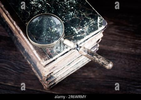 Ancienne loupe vintage avec livres sur table en laine Banque D'Images