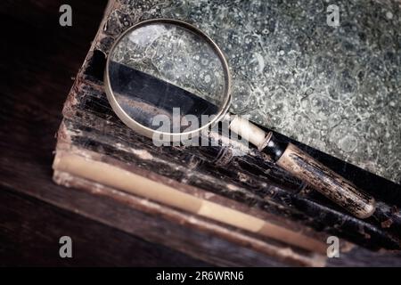 Ancienne loupe vintage avec livres sur table en laine Banque D'Images