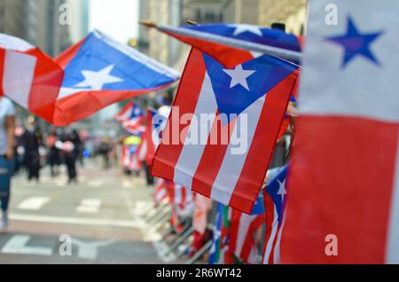 New York, États-Unis. 11th juin 2023. Les drapeaux portoricains sont vus le long de la Cinquième Avenue, à New York, lors de la parade annuelle de la journée de Porto Rico 66th. (Photo de Ryan Rahman/Pacific Press) crédit: Pacific Press Media production Corp./Alay Live News Banque D'Images