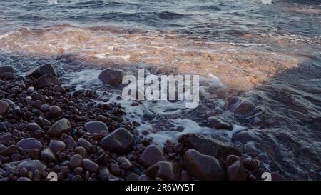 Gros plan au ralenti d'eau de mer claire sur la plage de Saint Raphael, 120 images/s. Banque D'Images