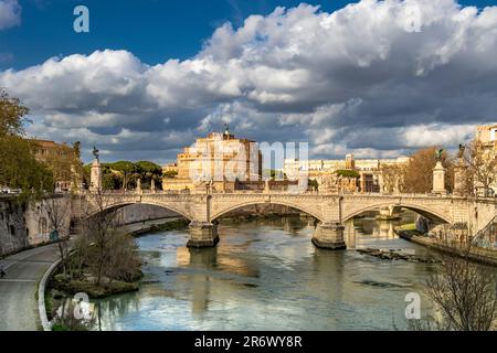 Pont Ponte Vittorio Emanuele II enjambant le Tibre avec Castel Sant'Angelo en arrière-plan, Rome, Italie Banque D'Images