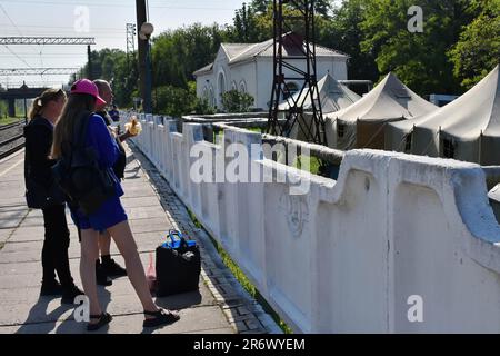 Zaporizhzhia, Ukraine. 07th juin 2023. Les résidents locaux ont vu se tenir à la gare tout en observant la formation à l'exposition aux rayonnements dans l'événement. L'agence ukrainienne pour l'énergie nucléaire a mis le dernier réacteur en fonctionnement de la centrale nucléaire de Zaporizhjia, considérée comme la plus grande centrale nucléaire d'Europe, en « arrêt à froid » par mesure de précaution après la destruction du barrage de Kakhovka, l'agence a déclaré que dans la déclaration de vendredi. (Photo par Andriy Andriyenko/SOPA Images/Sipa USA) crédit: SIPA USA/Alay Live News Banque D'Images