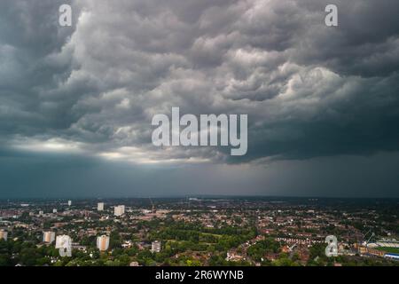 Birmingham 11th juin 2023 - Une grande tempête menaçante a envahi la ville de Birmingham dimanche après-midi. Un immense plateau de nuages pourrait être vu comme le squal a fait son entrée le 11 juin 2023. Un chaudron bouillant a commencé à se former sous le nuage avec un ramassage de vent, un signe d'une tempête imminente. De fortes pluies et des éclairs ont rapidement suivi avec un grondement de tonnerre aussi. L'Angleterre a vu des températures élevées au cours du week-end avec des orages ramenant les températures à la normale. Crédit : Stop Press Media/Alay Live News Banque D'Images