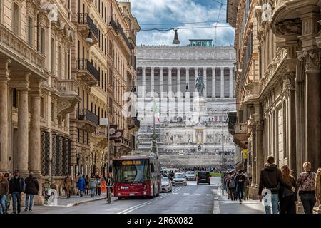 Via del Corso , une des rues principales de Rome, avec le monument Victor Emmanuel II en arrière-plan, Rome, Italie Banque D'Images