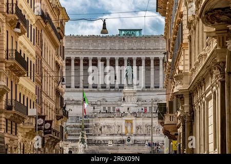 Via del Corso , une des rues principales de Rome, avec le monument Victor Emmanuel II en arrière-plan, Rome, Italie Banque D'Images