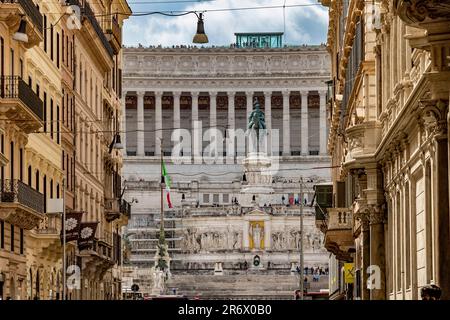 Via del Corso , une des rues principales de Rome, avec le monument Victor Emmanuel II en arrière-plan, Rome, Italie Banque D'Images