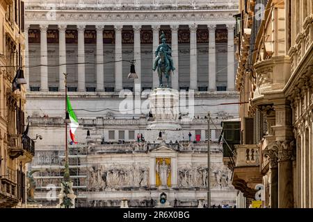 Via del Corso , une des rues principales de Rome, avec le monument Victor Emmanuel II en arrière-plan, Rome, Italie Banque D'Images