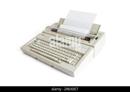 Brother AX-140 machine à écrire électrique avec feuille de papier blanc insérée, isolée sur fond blanc, Royaume-Uni Banque D'Images